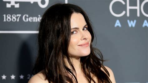 ‘schitts Creek Actor Emily Hampshire Apologizes For Johnny Depp Amber