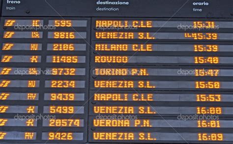 Orari Del Bordo Di Arrivi E Partenze Dei Treni In Un Itali Foto Stock