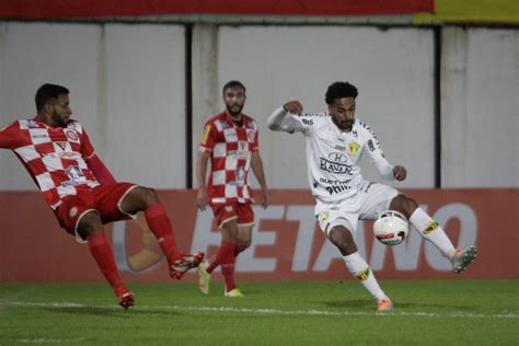 Zagueiro lamenta gol da derrota do Tombense após melhora no 2º tempo