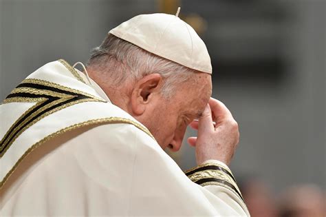 Papa Francesco Nella Benedizione Di Natale No A Ogni Guerra Si Parli