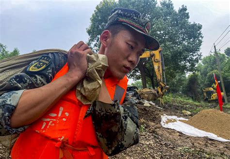 武警江苏总队官兵紧急投入长江支流抗洪抢险 搜狐大视野 搜狐新闻