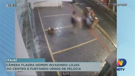 Câmera flagra homem invadindo lojas do centro e furtando ursos de