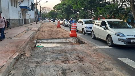 Faixas bloqueadas na avenida Francisco Junqueira causam trânsito lento