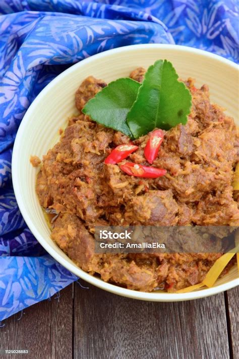 Rendang Daging Sapi Hidangan Tradisional Indonesia Yang Disajikan Saat