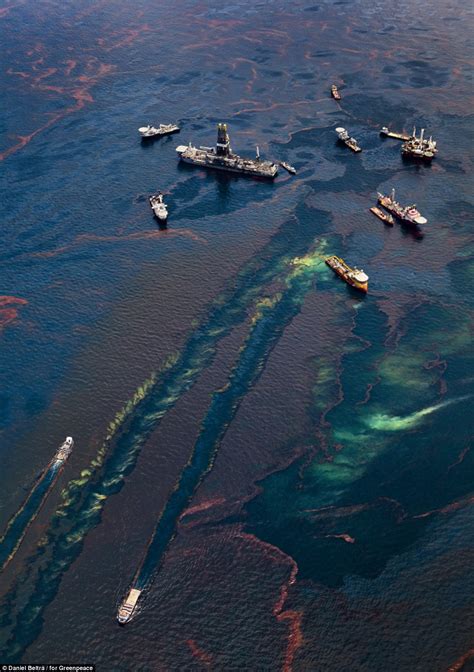 Mesmerizing Photos Show Gulfs 210 Million Gallon Oil Slick Daily