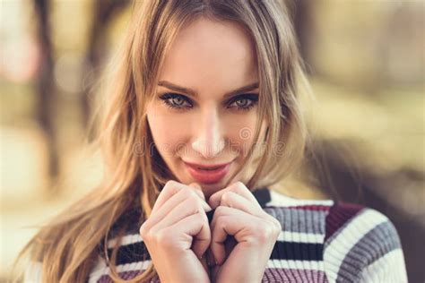 Portrait En Gros Plan De Jeune Femme Blonde Avec Des Yeux Bleus Photo