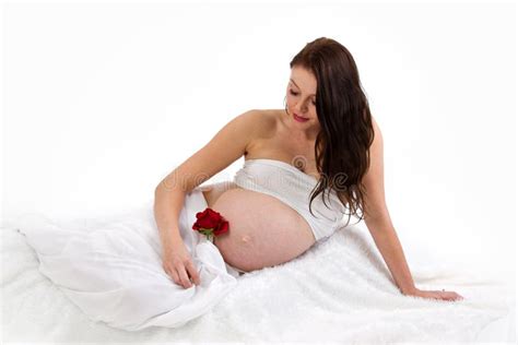 Belle Dame Enceinte De Brunette Sur Le Backgrou Blanc Image Stock