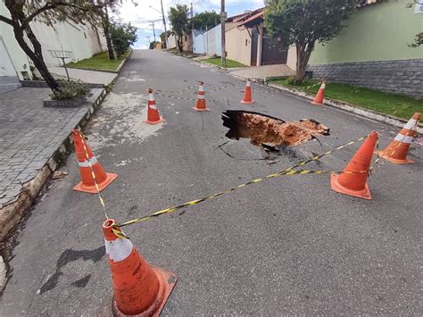 Asfalto Cede E Abre Cratera Na Morada Da Colina Mh Geral