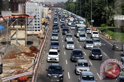 KM32 Tol Jakarta Cikampek Sebagian Ditutup Untuk Perbaikan Jalan