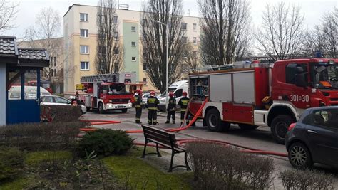 Pożar w bloku przy ulicy Kołobrzeskiej w Olsztynie Ewakuowano ponad 20