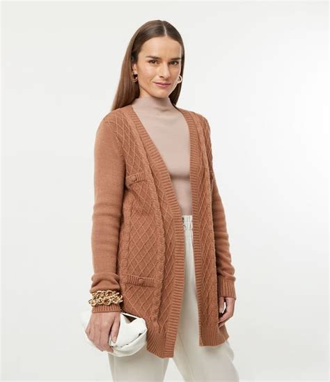 Cardigan Alongado em Tricô Pontos Diferenciados e Bolsos Cor