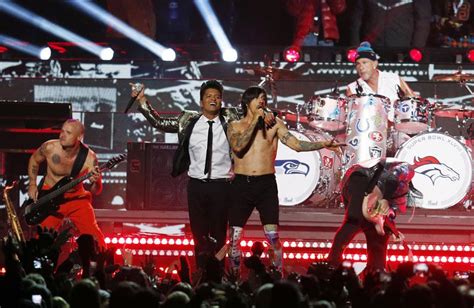 Polémica en el Super Bowl Red Hot Chili Peppers hizo playback