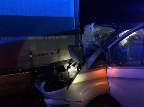 Bus uderzył w tył naczepy samochodu ciężarowego na autostradzie A2