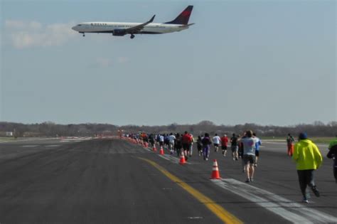 Jfk Runway Run Attracts Serious Runners Aviation Enthusiasts To Jfks