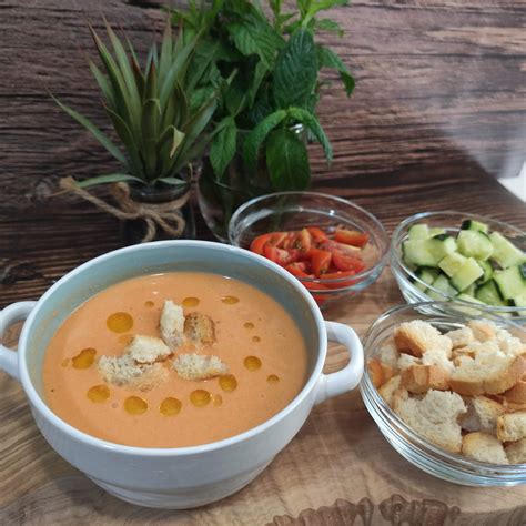 ¡Disfruta del refrescante sabor del auténtico Gazpacho Andaluz!