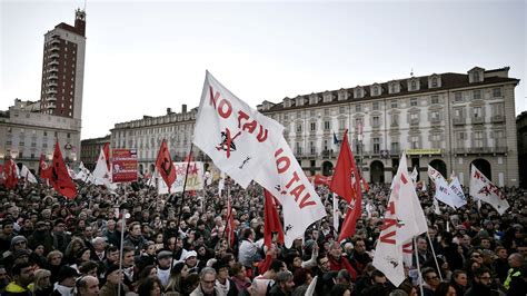 En Italie Des Dizaines De Milliers De Manifestants Contre La Ligne