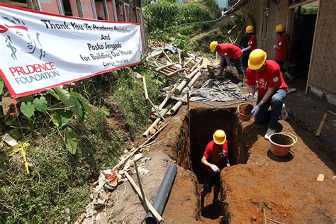 Bantuan Hunian Sementara Dan Fasilitas MCK Bagi Korban Terdampak Gempa