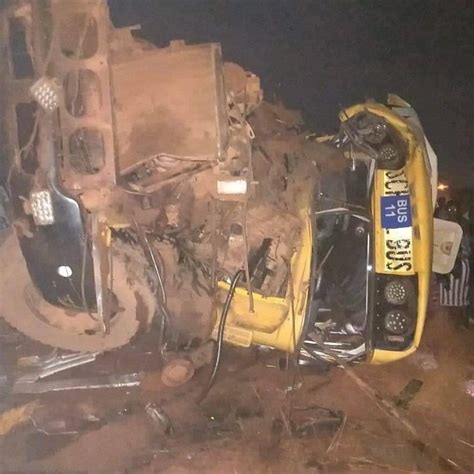 Collision Entre Un Bus Et Un Camion Bok Deux Employ S Dune