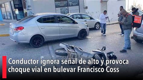 Conductor ignora señal de alto y provoca choque vial en bulevar