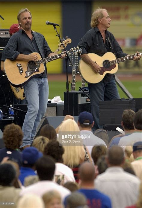 621 Kevin Costner And Modern West In Concert Stock Photos, High-Res ...