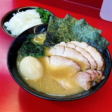 『チャーシューメン並麺硬め油多め＋半熟味玉』横浜家系ラーメン 宮里家のレビュー ラーメンデータベース