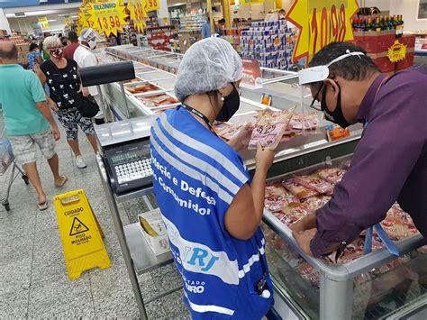 Fiscais Do Procon RJ Descartam Aproximadamente 110kg De Alimentos Nos