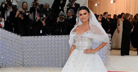 Penélope Cruz se viste de novia en la Gala MET con un espectacular e