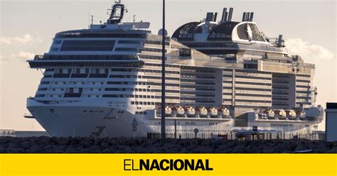 Un creuer arriba a Barcelona després de desembarcar passatgers