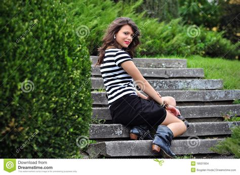 Fille De Mode S Asseyant Sur Des Escaliers En Stationnement Photo Stock