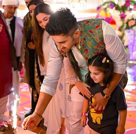 Aiman Khan Amal Give Surprise To Muneeb Butt On Birthday Reviewit Pk