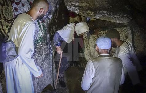 Muslim pilgrims climb the Jabal al Nour to visit Hira Cave Anadolu Ajansı