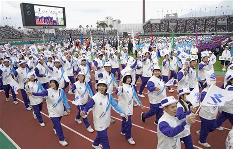 国民体育大会「燃ゆる感動かごしま国体」の総合開会式で、入場行進する鹿児島県選手団＝2023年10月 「国スポ」曲がり角？知事に賛否両論