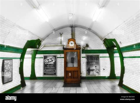 London Underground Tube Station: Warwick Avenue Stock Photo - Alamy