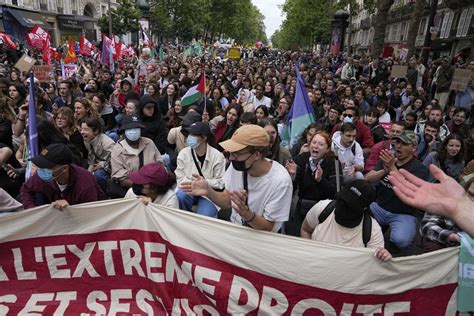 Decenas De Miles De Personas Se Manifestaron En Francia Contra La