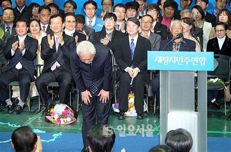 인사하는 김한길 새정치민주연합 공동대표