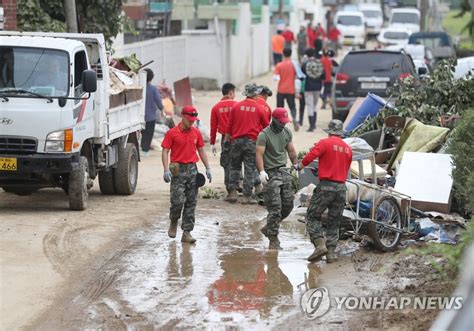 휴일 잊은 피해 복구 구슬땀 연합뉴스