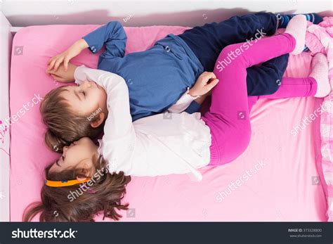 1 936件の「cute Little Brother And Sister Sleeping In Bed At Home」の画像、写真素材、ベクター画像 Shutterstock