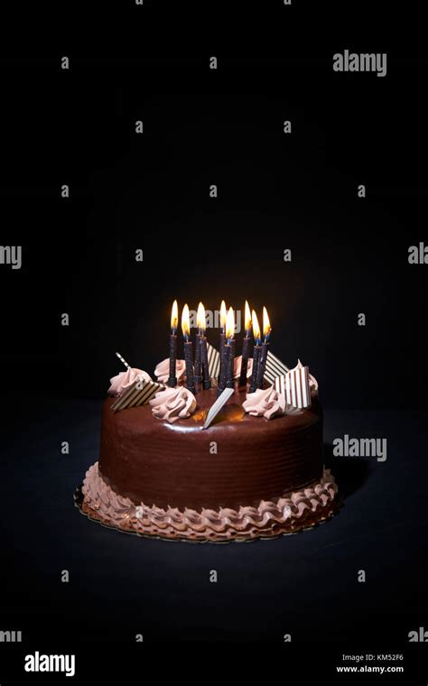 Details 100 birthday cake with black background - Abzlocal.mx