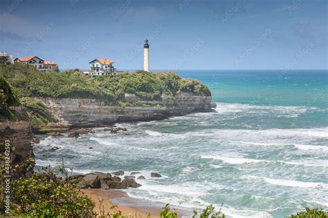 Plage de la chambre d Amour à Anglet et le phare de Biarritz Stock