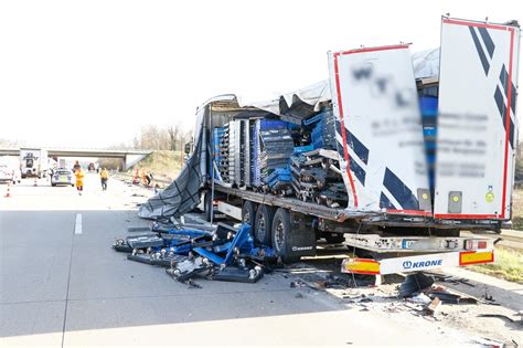 Fahrer Zieht Sich Leichte Verletzungen Zu Lkw Unfall Auf A Sorgt F R