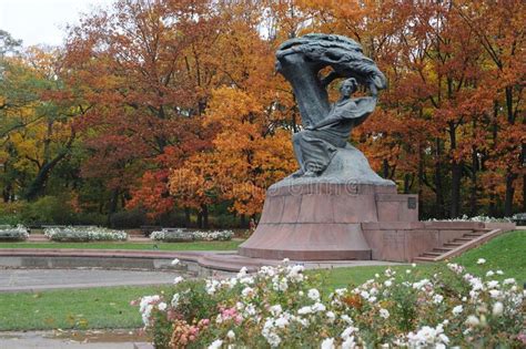 Monumento Frederic Chopin Est Tua Em Lazienki Parque Real De Banhos