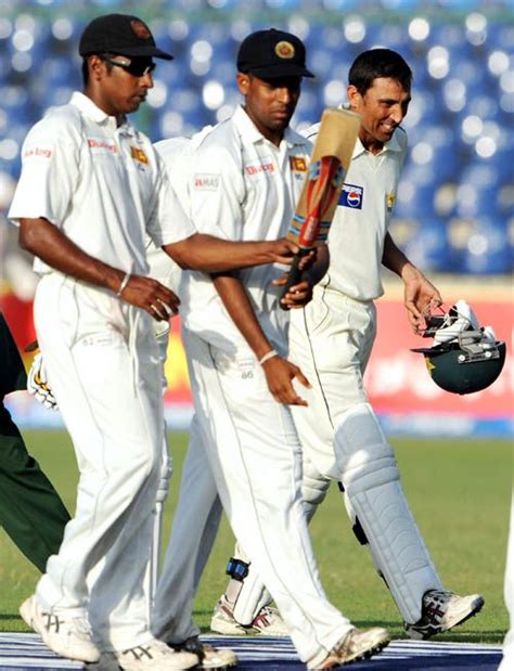 Chaminda Vaas And Thilan Samaraweera Check Out Younis Khan S Bat