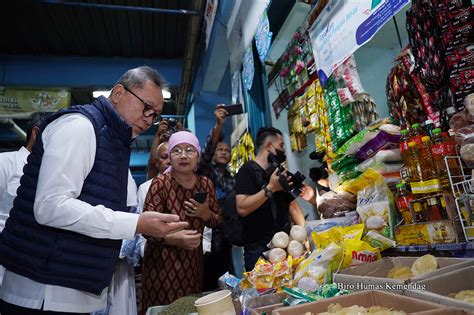 Mendag Meninjau Harga Dan Stok Bapok Di Pasar Bulu Semarang