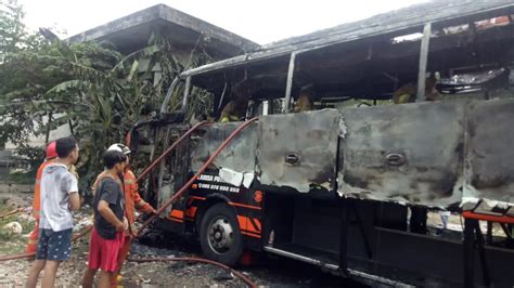 Diduga Korslet Bus Terbakar Di Kawasan Mangga Dua News Liputan