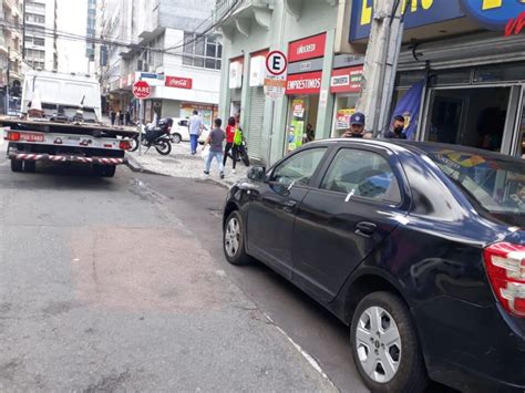 Carro R 19 mil em multas atrasadas é guinchado no Centro de