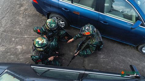 武警反劫持演練上演炫酷大片軍事中國網