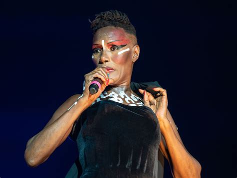 Regardez Grace Jones débuter de nouvelles chansons au Meltdown Festival ...