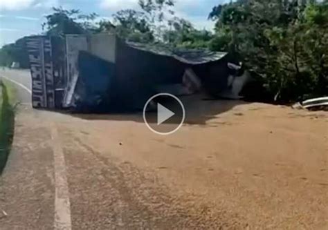 Carreta Carregada Soja Tomba E Interdita Trecho De Rodovia