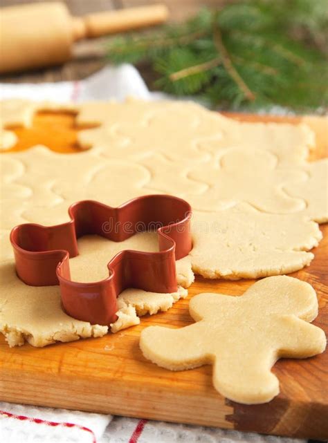 Pasta De Las Galletas Del Pan De Jengibre Del Corte Hecha En Casa Para