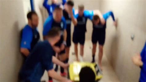 La joie dans le vestiaire après la victoire de l équipe A Vidéo